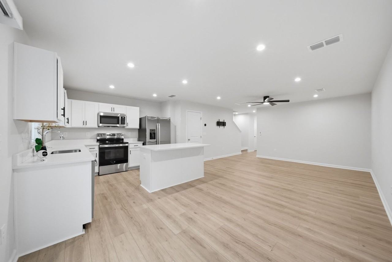 1525 39th Avenue Loop Ne #4 - Photo 4 of 15