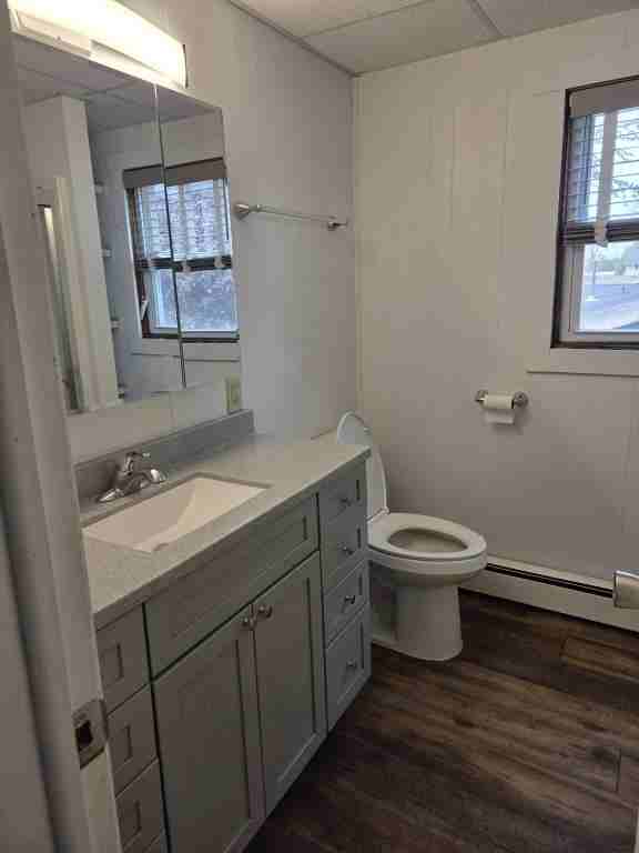 1190 Division St - Photo 2 of 9