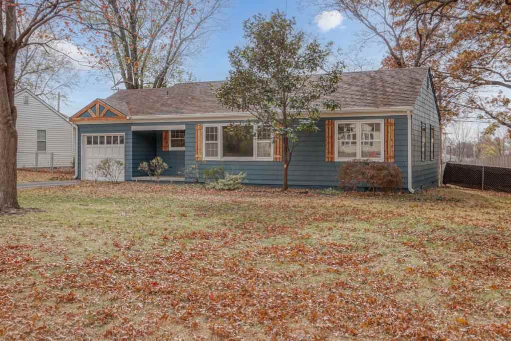 7121 W 74th St - Photo 2 of 30