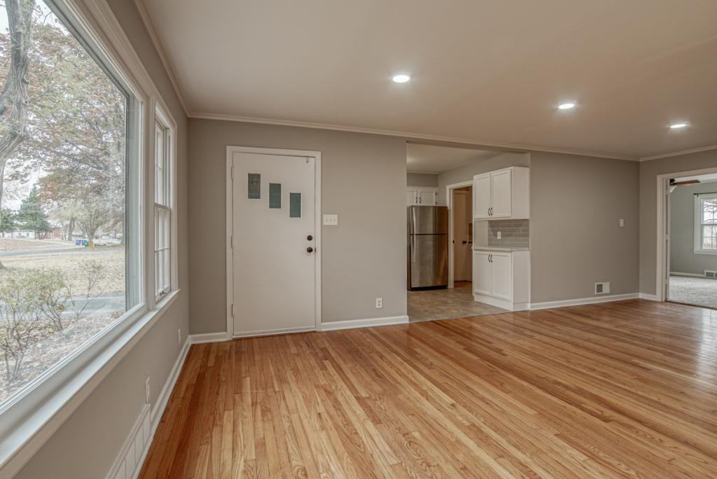 7121 W 74th St - Photo 5 of 30