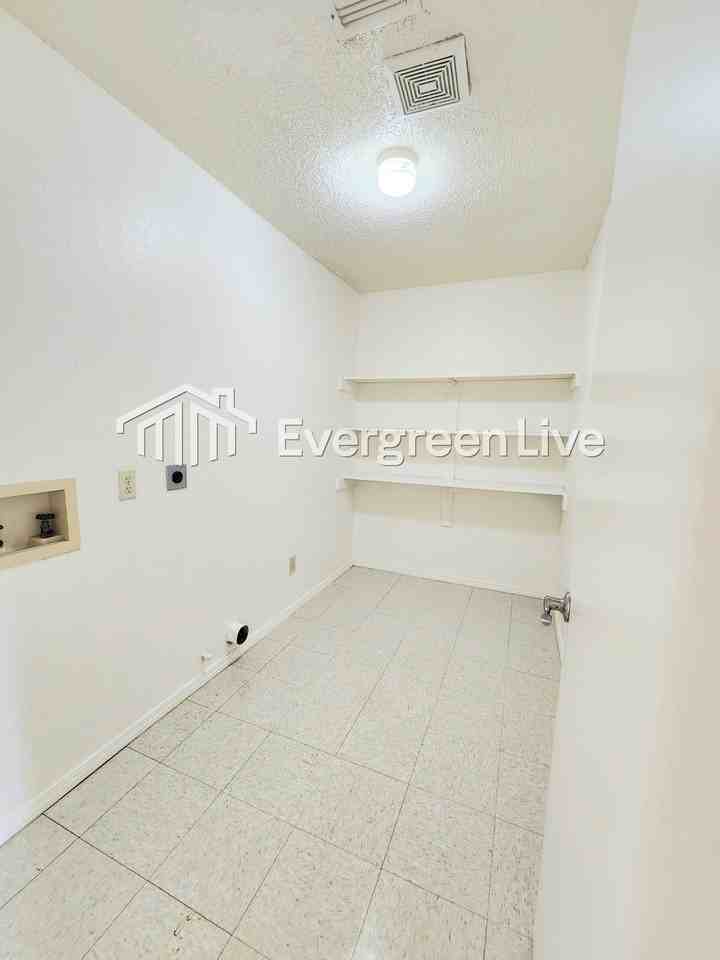 2303 Sandia Ct - Photo 5 of 27