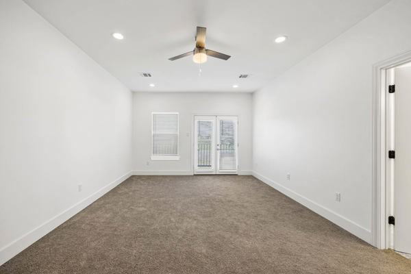 4512 Noble St - Photo 3 of 9