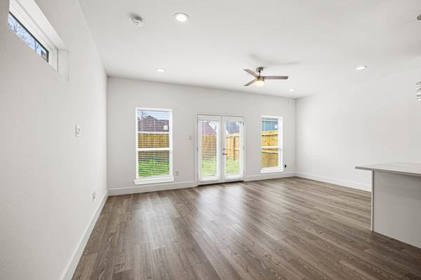 4512 Noble St - Photo 4 of 9