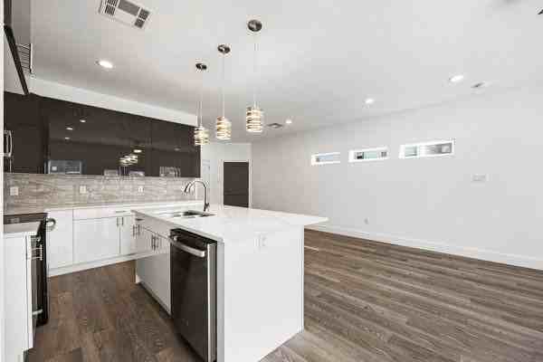 4512 Noble St - Photo 6 of 9