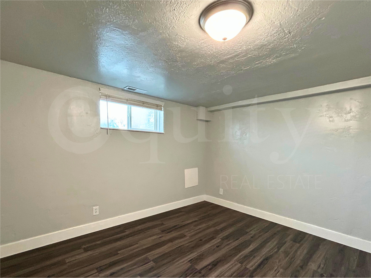 555 Se #2 - Photo 2 of 18