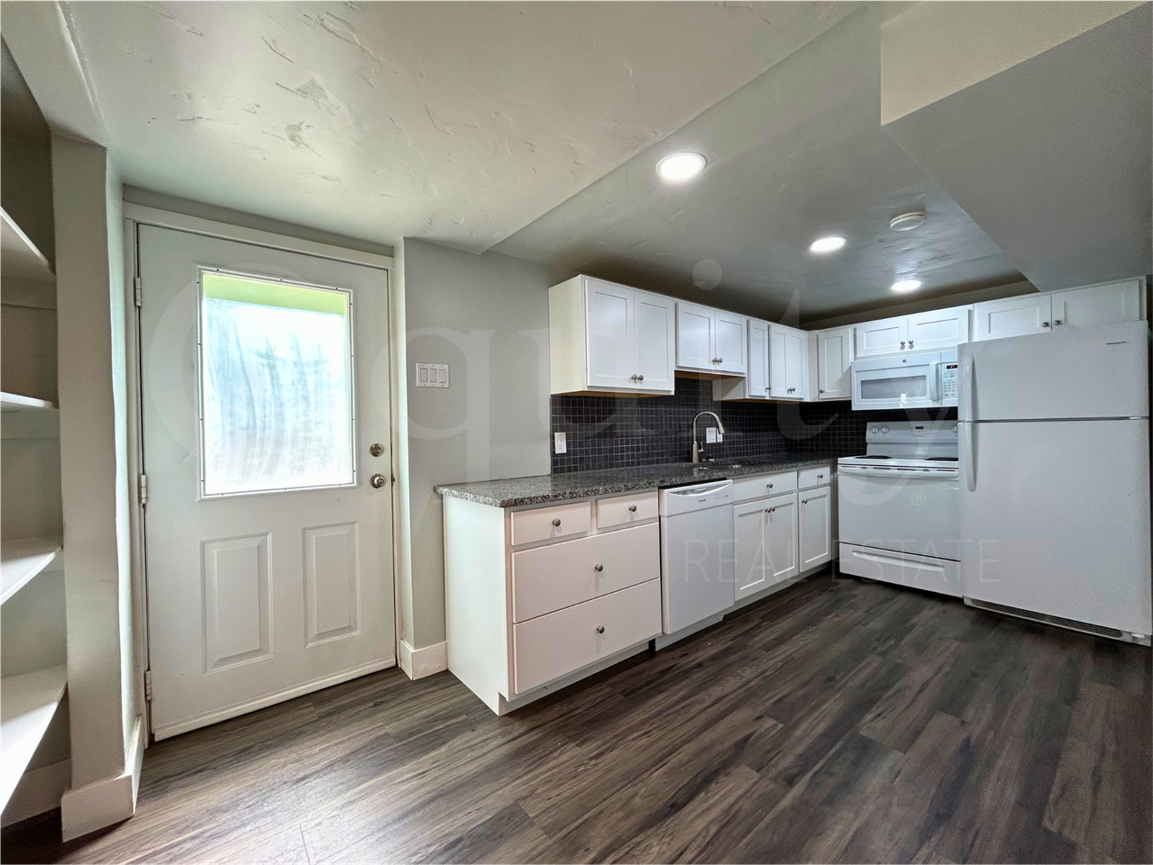 555 Se #2 - Photo 4 of 18