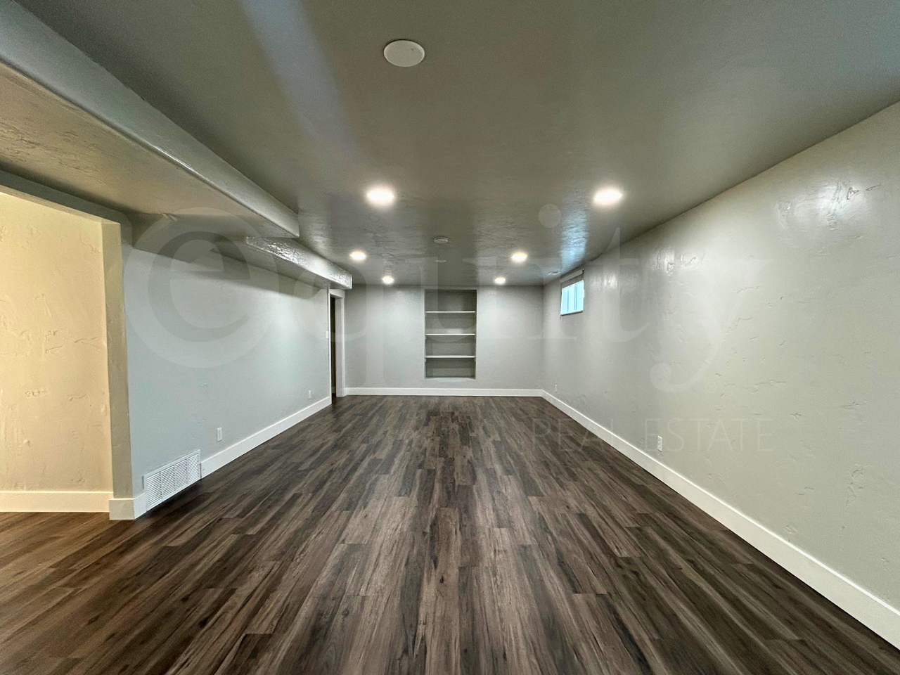 555 Se #2 - Photo 6 of 18