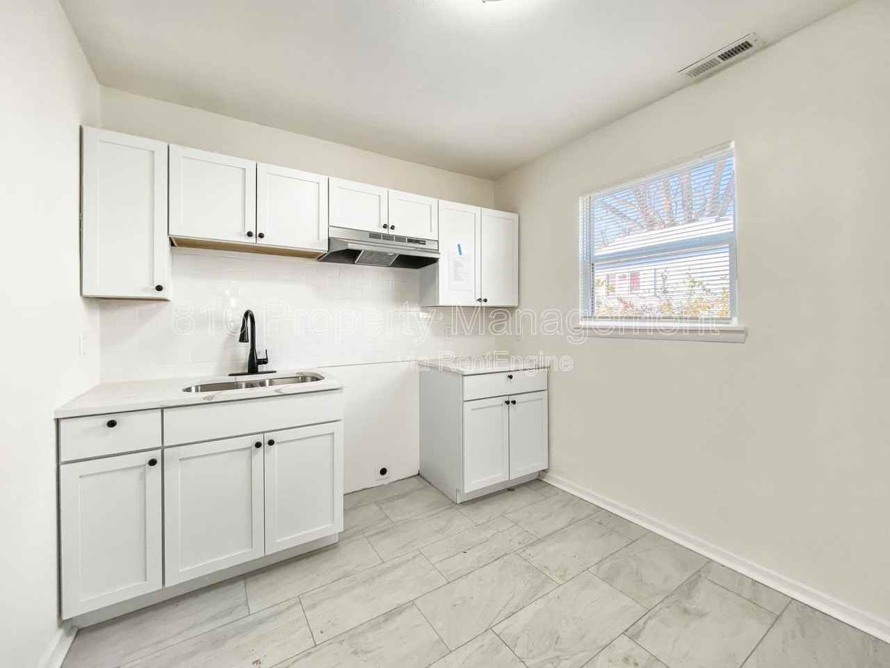 5205 Locust Ave - Photo 4 of 18