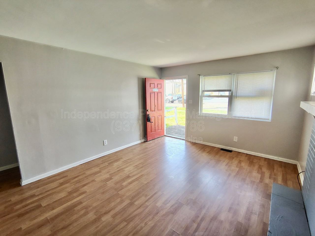 2210 Woodlawn Ave - Photo 3 of 12
