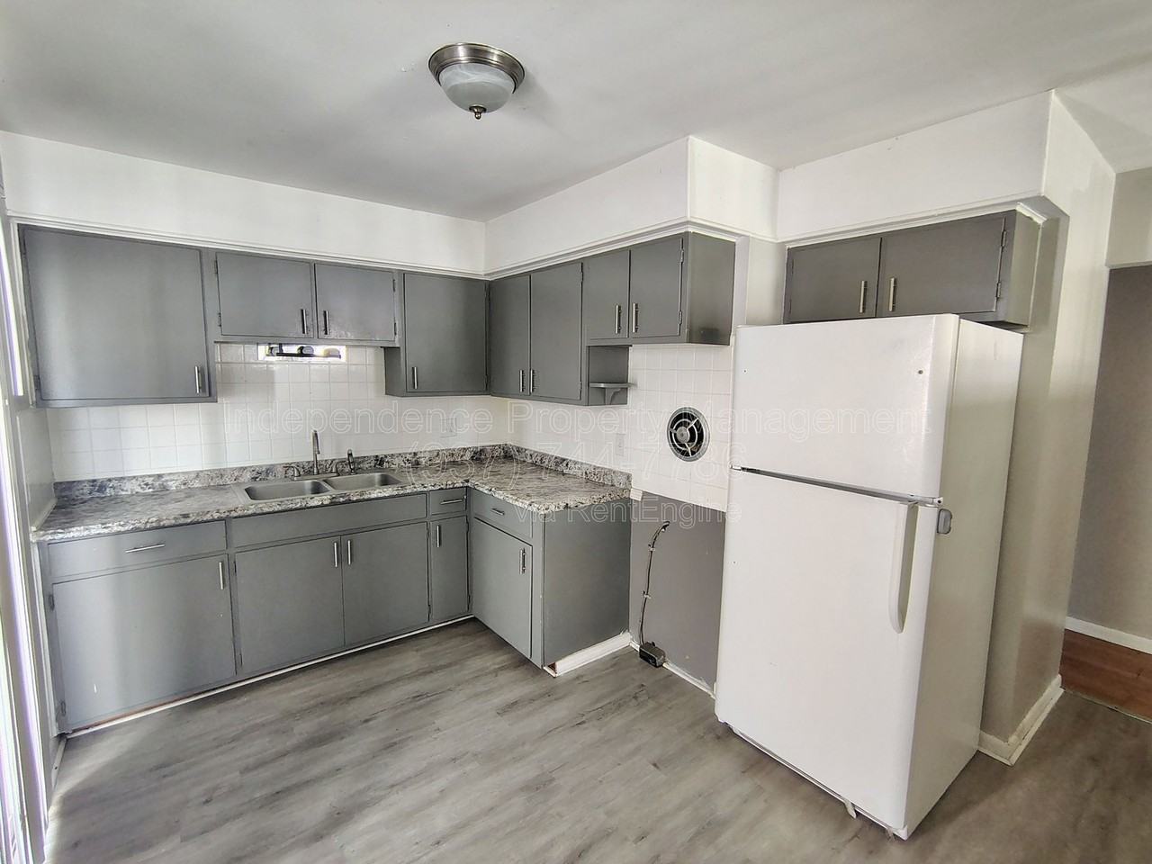 2210 Woodlawn Ave - Photo 4 of 12