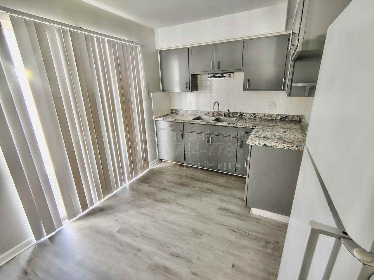 2210 Woodlawn Ave - Photo 5 of 12