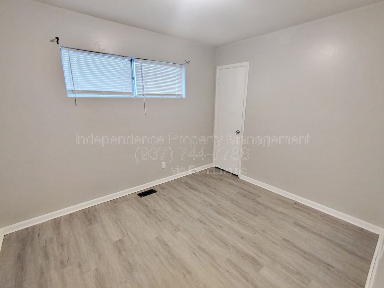 2210 Woodlawn Ave - Photo 7 of 12