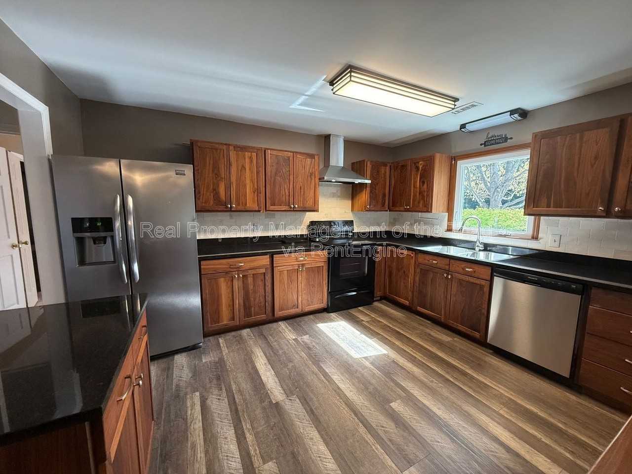 916 Spring Hill Ct - Photo 4 of 24