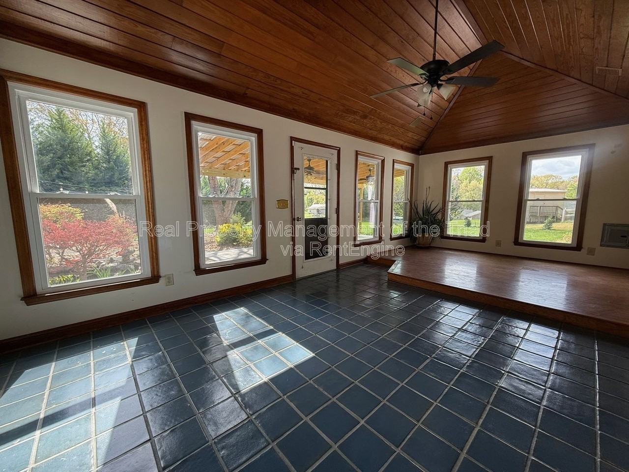 916 Spring Hill Ct - Photo 6 of 24