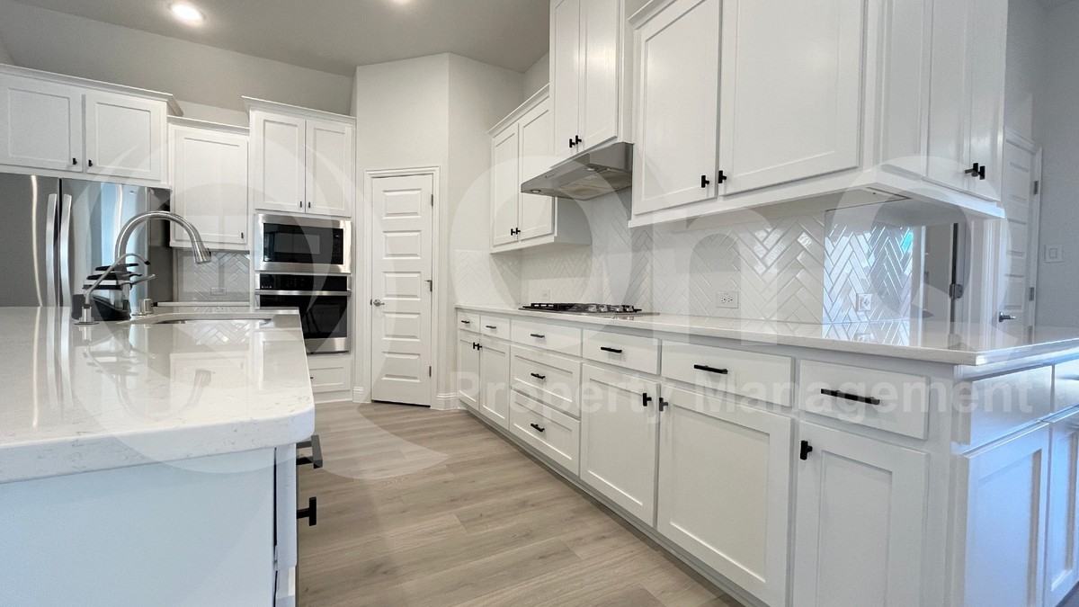 5304 Babcock Rd - Photo 3 of 38