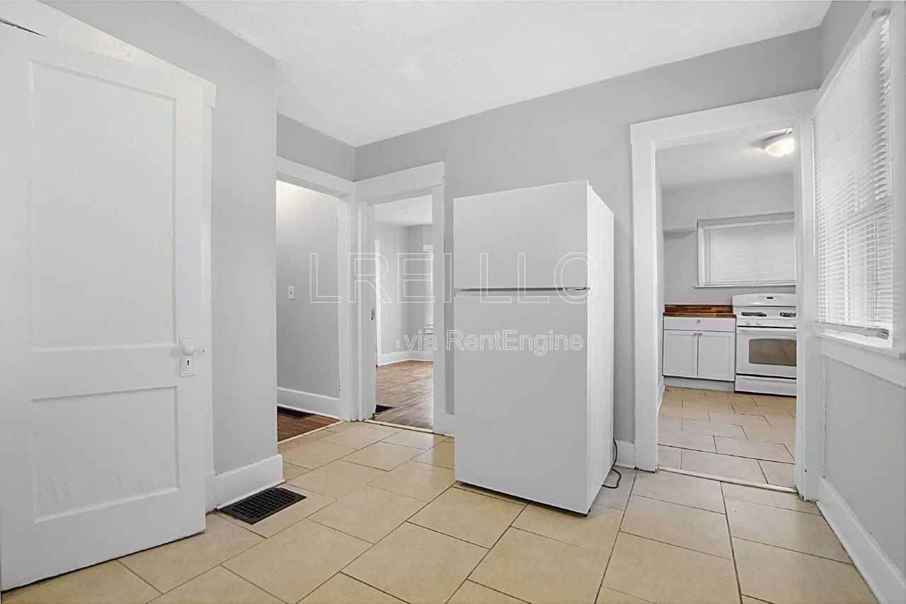 627 S 38th St - Photo 3 of 12