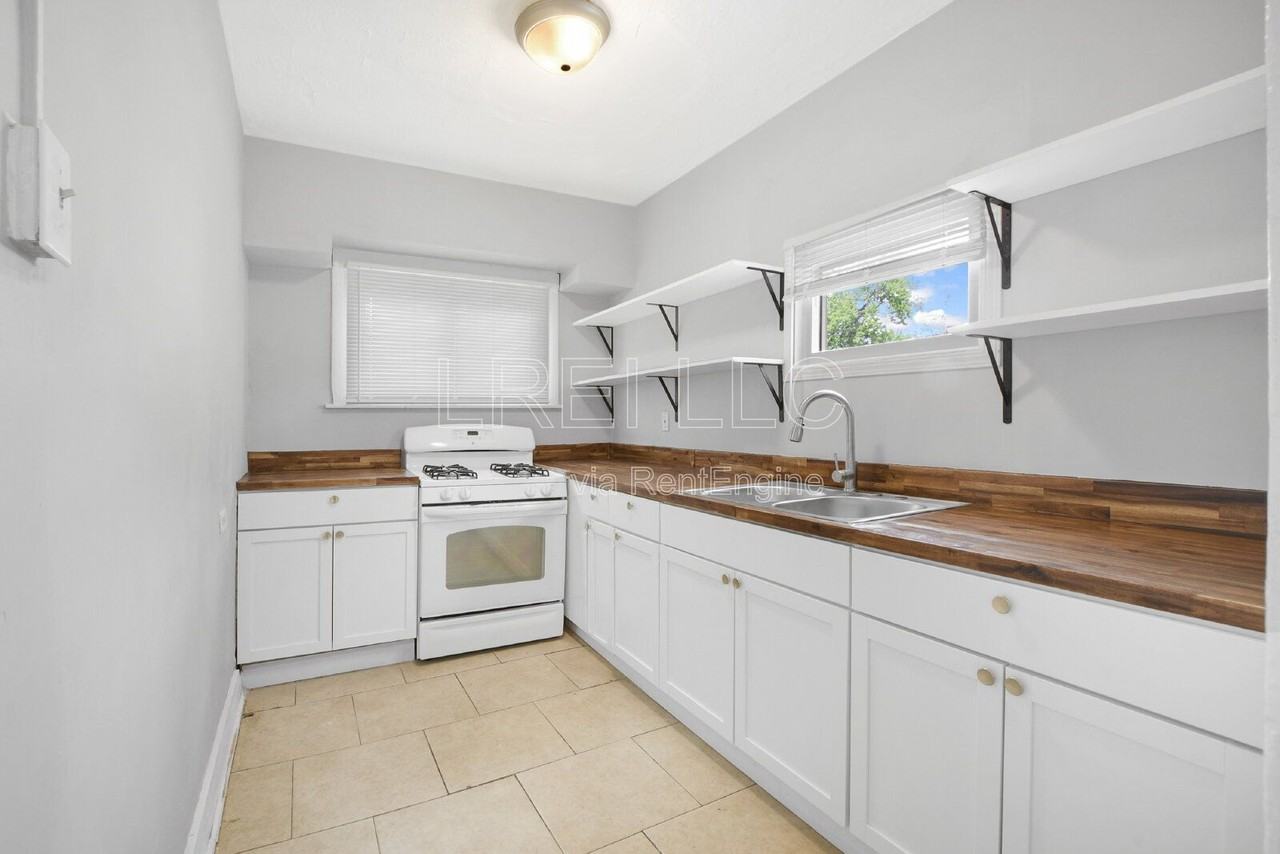 627 S 38th St - Photo 4 of 12