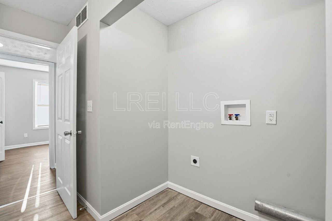 419 Woodcreek Dr #1 - Photo 7 of 12
