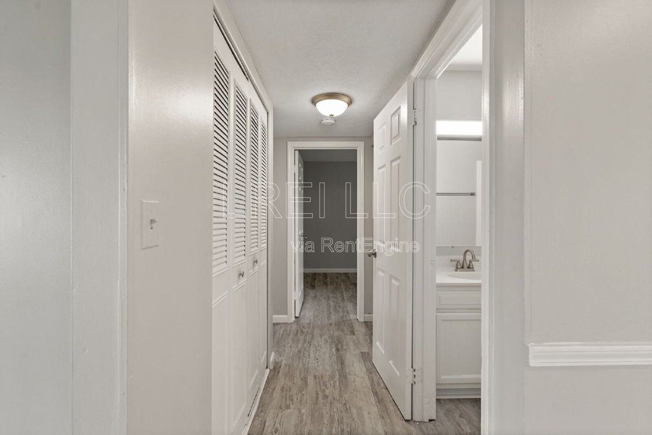 817 Lancelot Ct - Photo 5 of 43