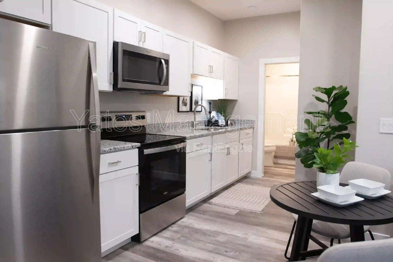 411 W Mcpherson Ave #204 - Photo 3 of 50