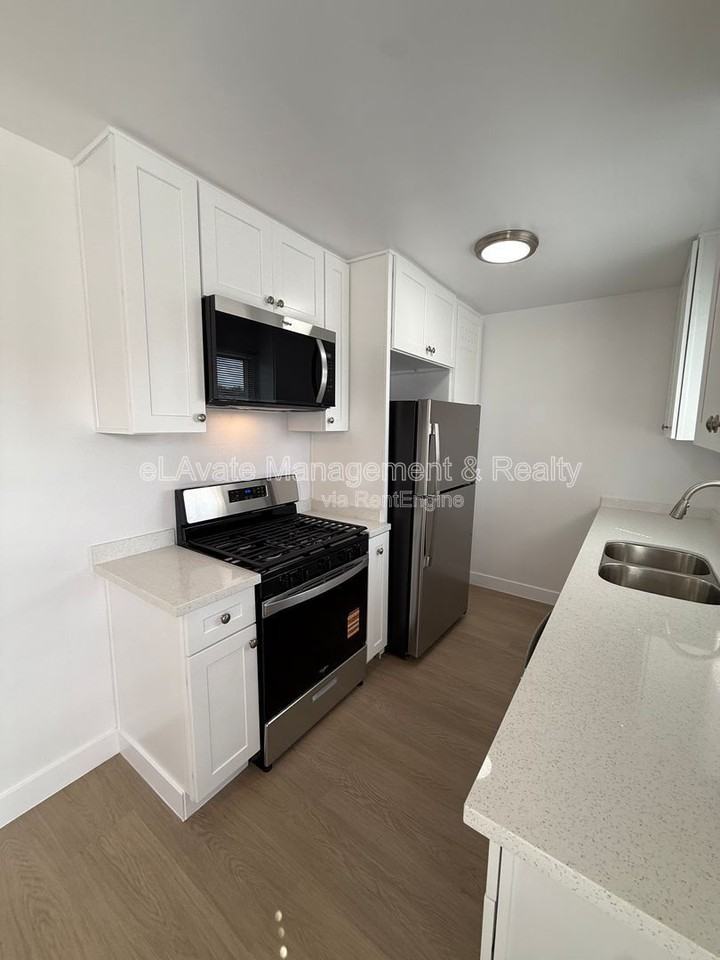 14119 Gilmore St #05 - Photo 4 of 17