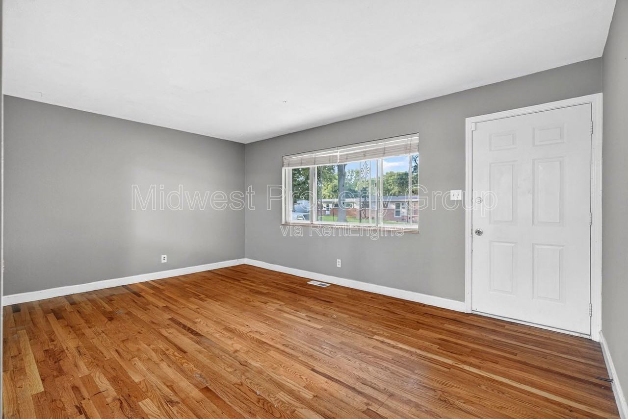 8 Kathleen Ct - Photo 3 of 33