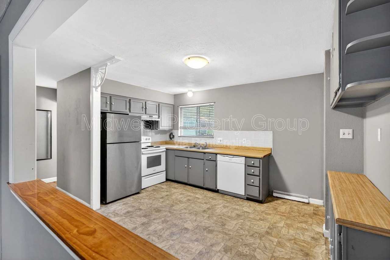 8 Kathleen Ct - Photo 5 of 33