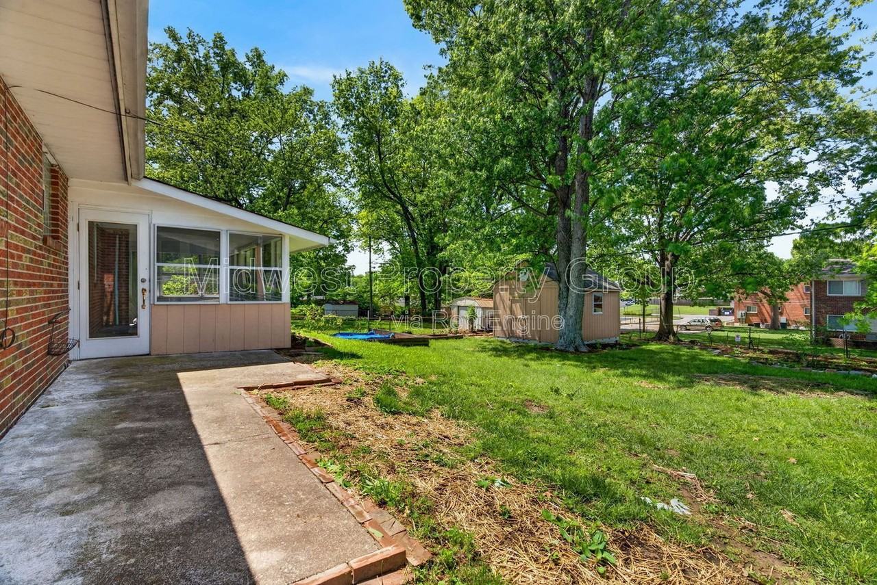 2047 Goodale Ave - Photo 4 of 29