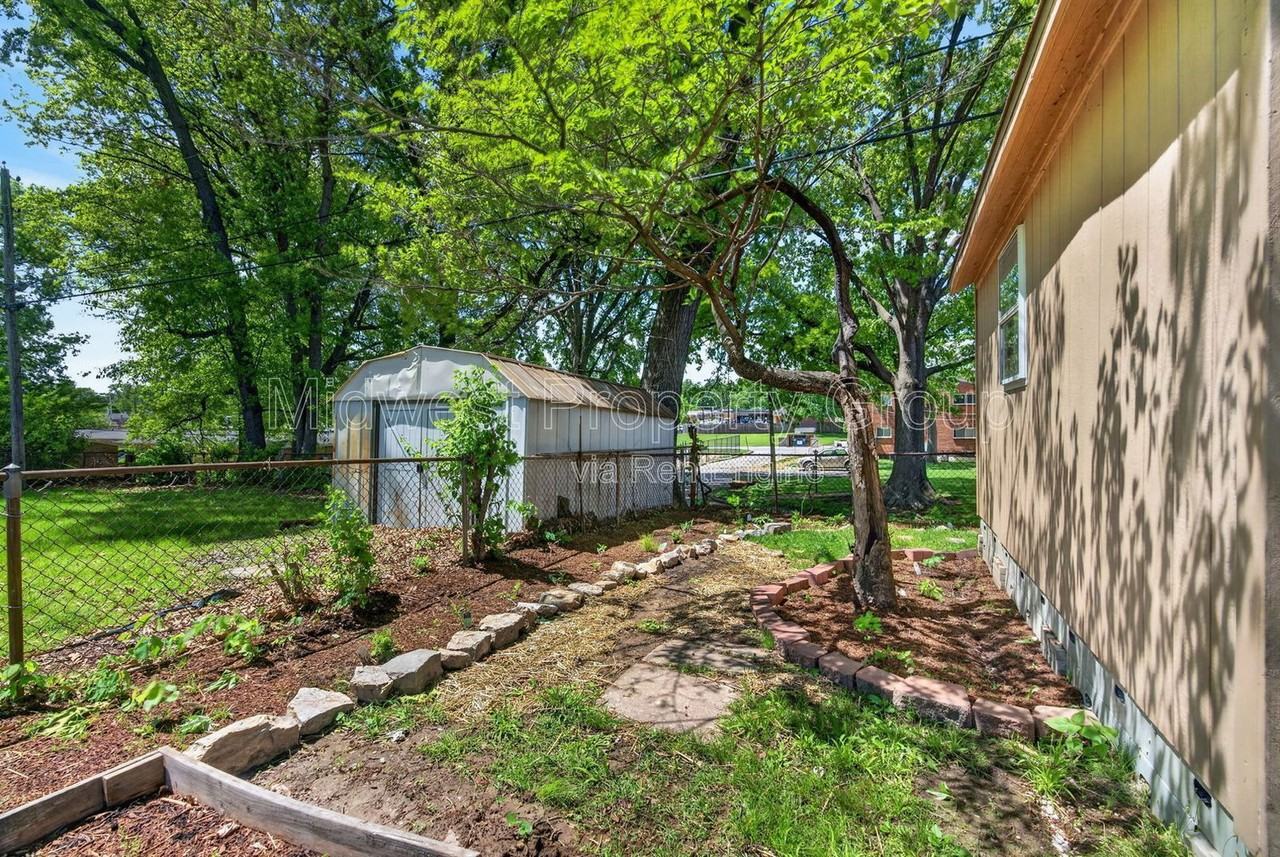 2047 Goodale Ave - Photo 7 of 29