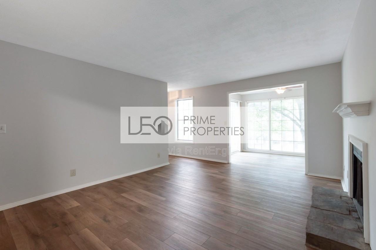 1350 Brockett Pl - Photo 3 of 15