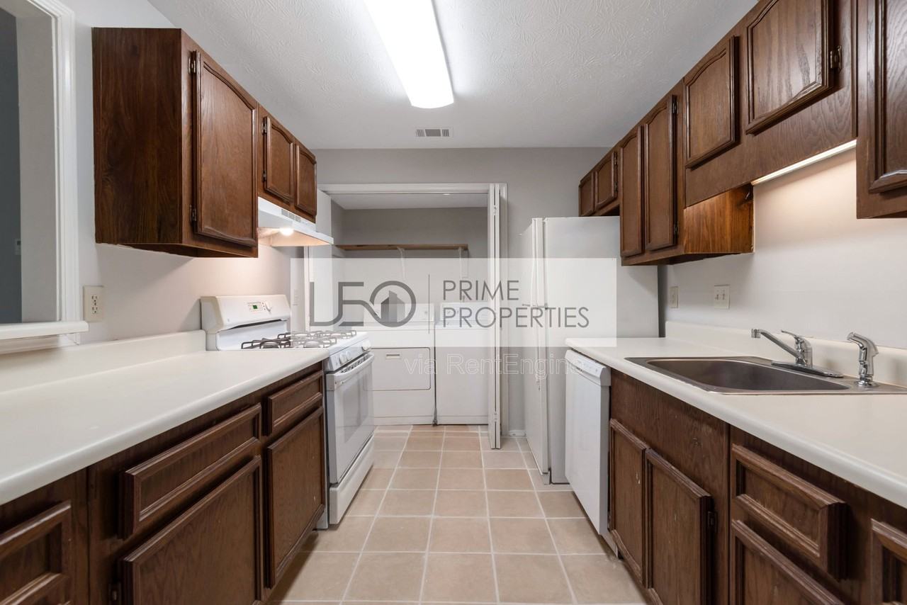 1350 Brockett Pl - Photo 5 of 15