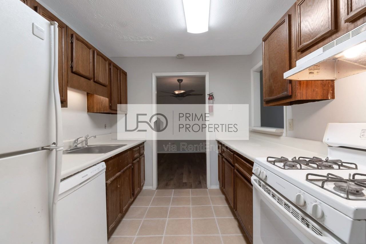 1350 Brockett Pl - Photo 6 of 15