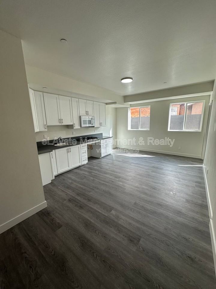 226 W 87th St #204 - Photo 4 of 25