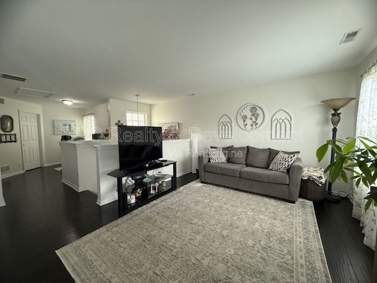 1064 Turin Dr - Photo 3 of 17