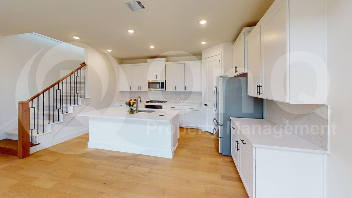 7066 Lathrop Ln - Photo 4 of 27