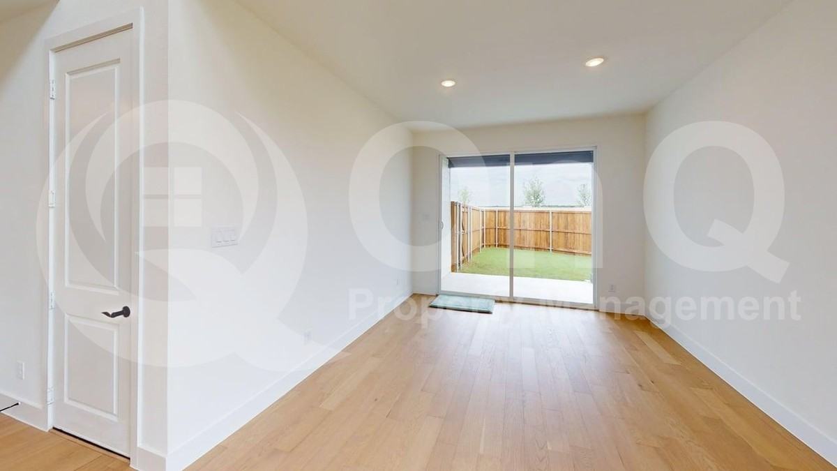 7066 Lathrop Ln - Photo 7 of 27