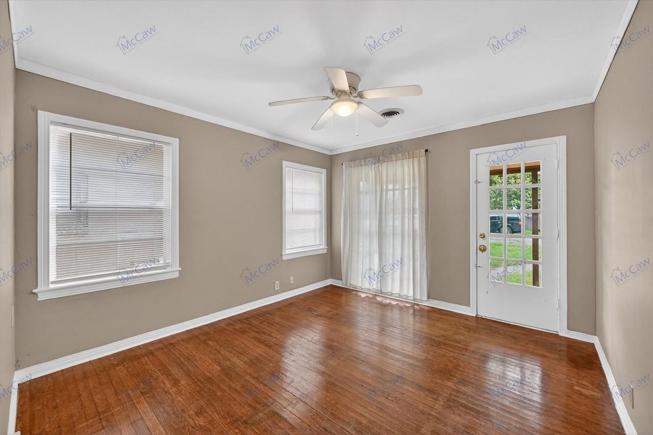 806 Buckalew St - Photo 3 of 18