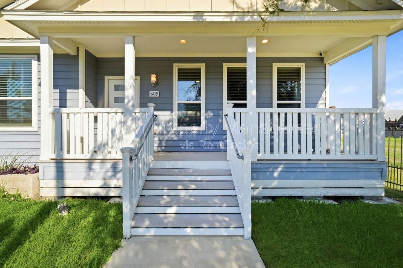 605 Dumble St - Photo 6 of 47