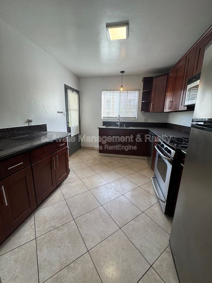 12157 Chandler Blvd #04 - Photo 3 of 24