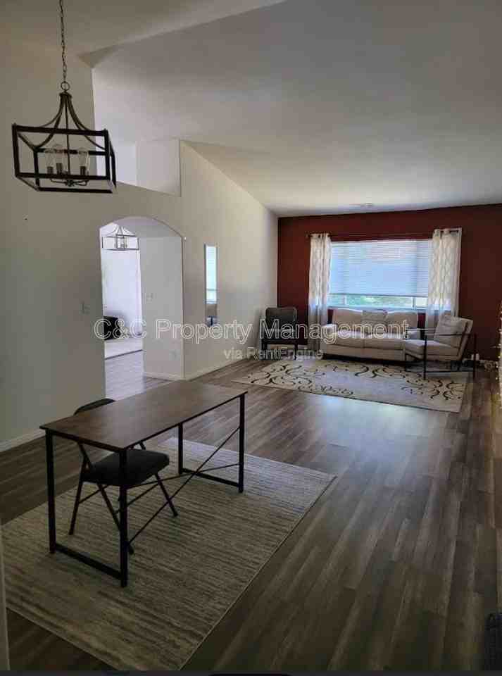 3935 E Laurel Ct - Photo 4 of 5