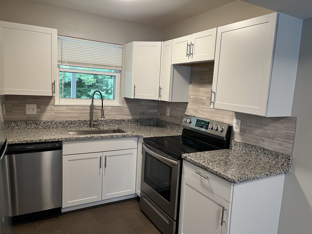 1056 Amsterdam Rd - Photo 4 of 11