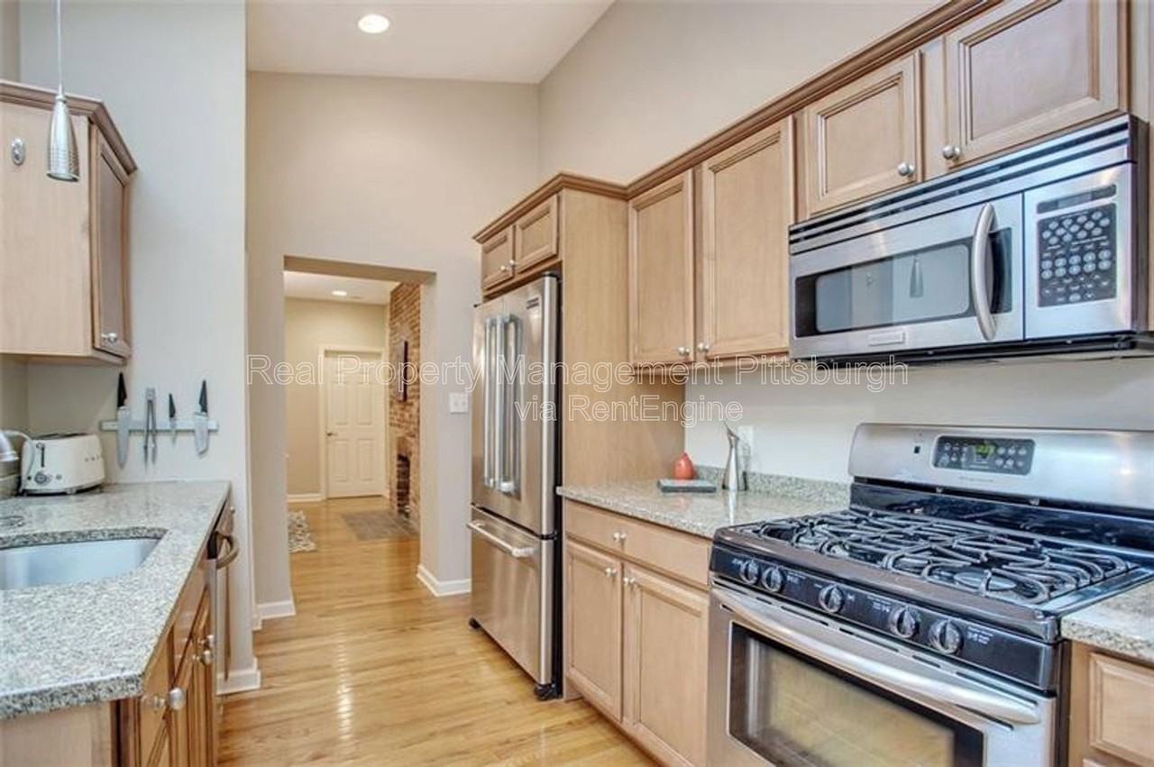 1813 Wharton St - Photo 2 of 22