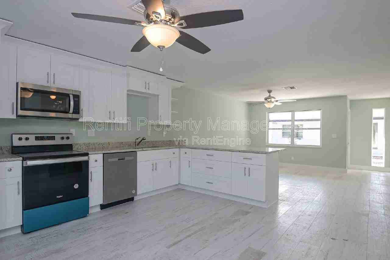 1322 Miramar St #1 - Photo 6 of 22