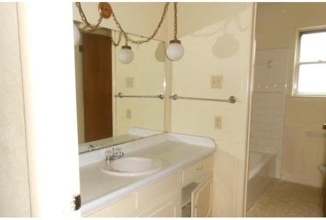 1608 Mims St - Photo 5 of 9