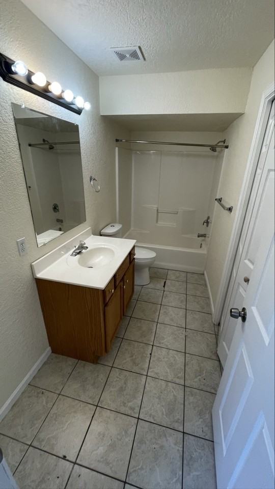 2660 E Oakbrook Dr - Photo 3 of 12