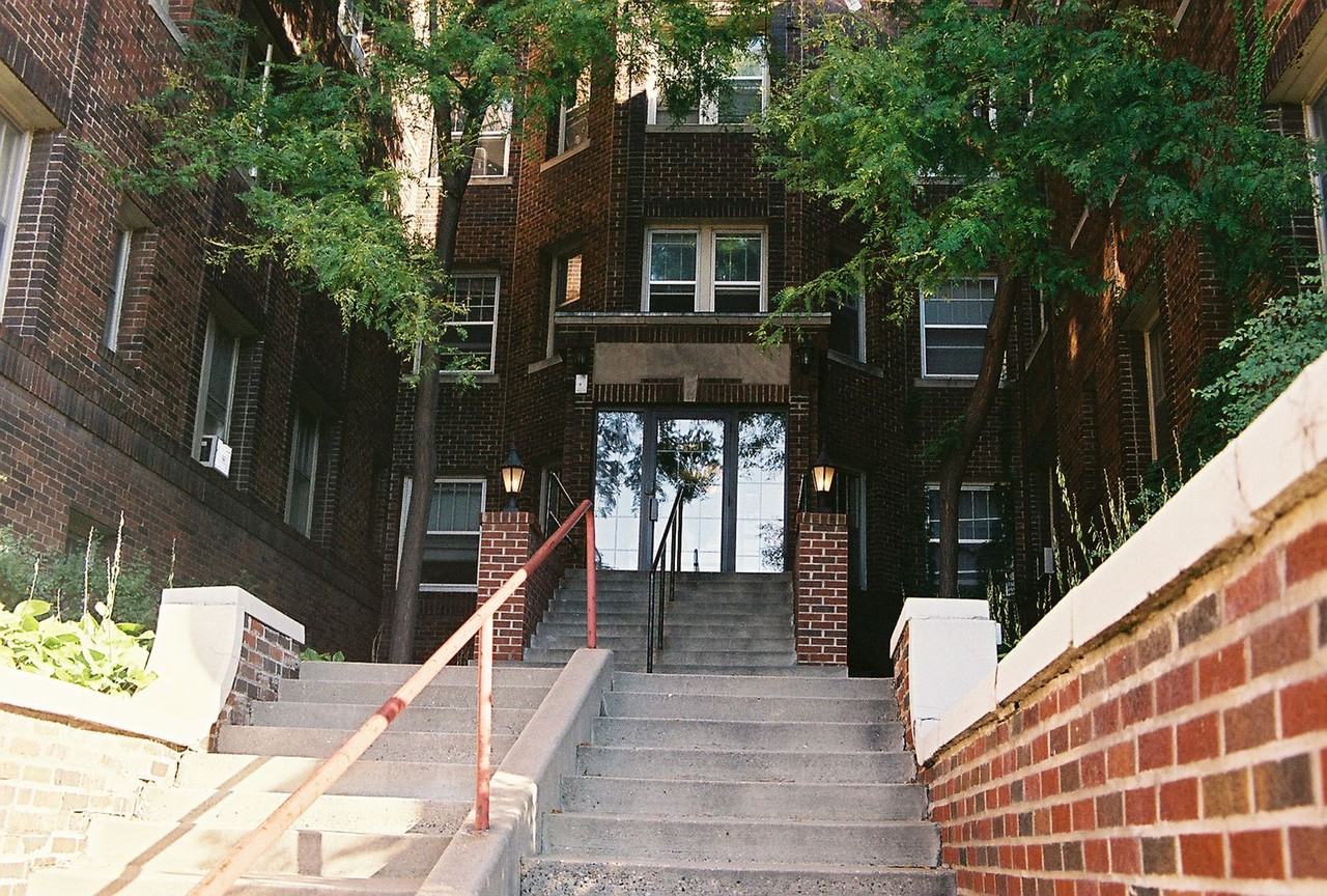Twin Court Apartments - Photo 4 of 38
