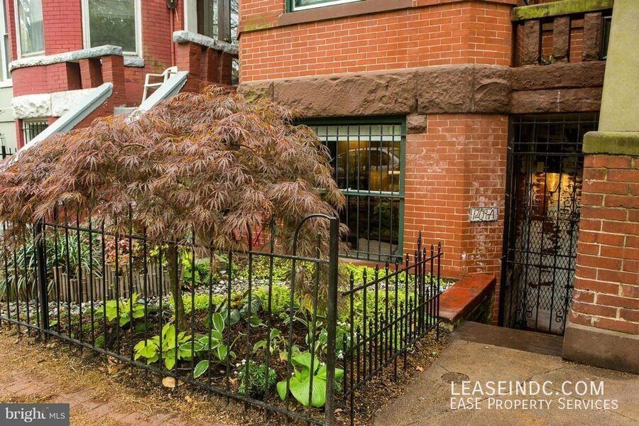 1209 E Capitol St Se #A - Photo 2 of 11