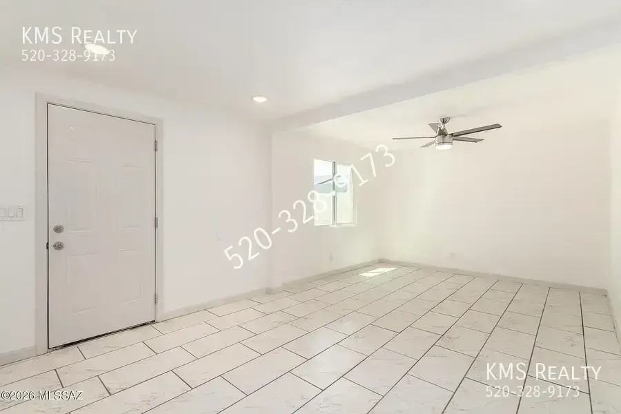 2429 E Cameron Vis - Photo 2 of 16