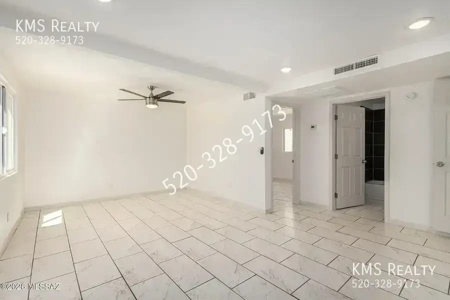 2429 E Cameron Vis - Photo 3 of 16