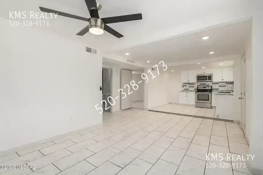 2429 E Cameron Vis - Photo 4 of 16